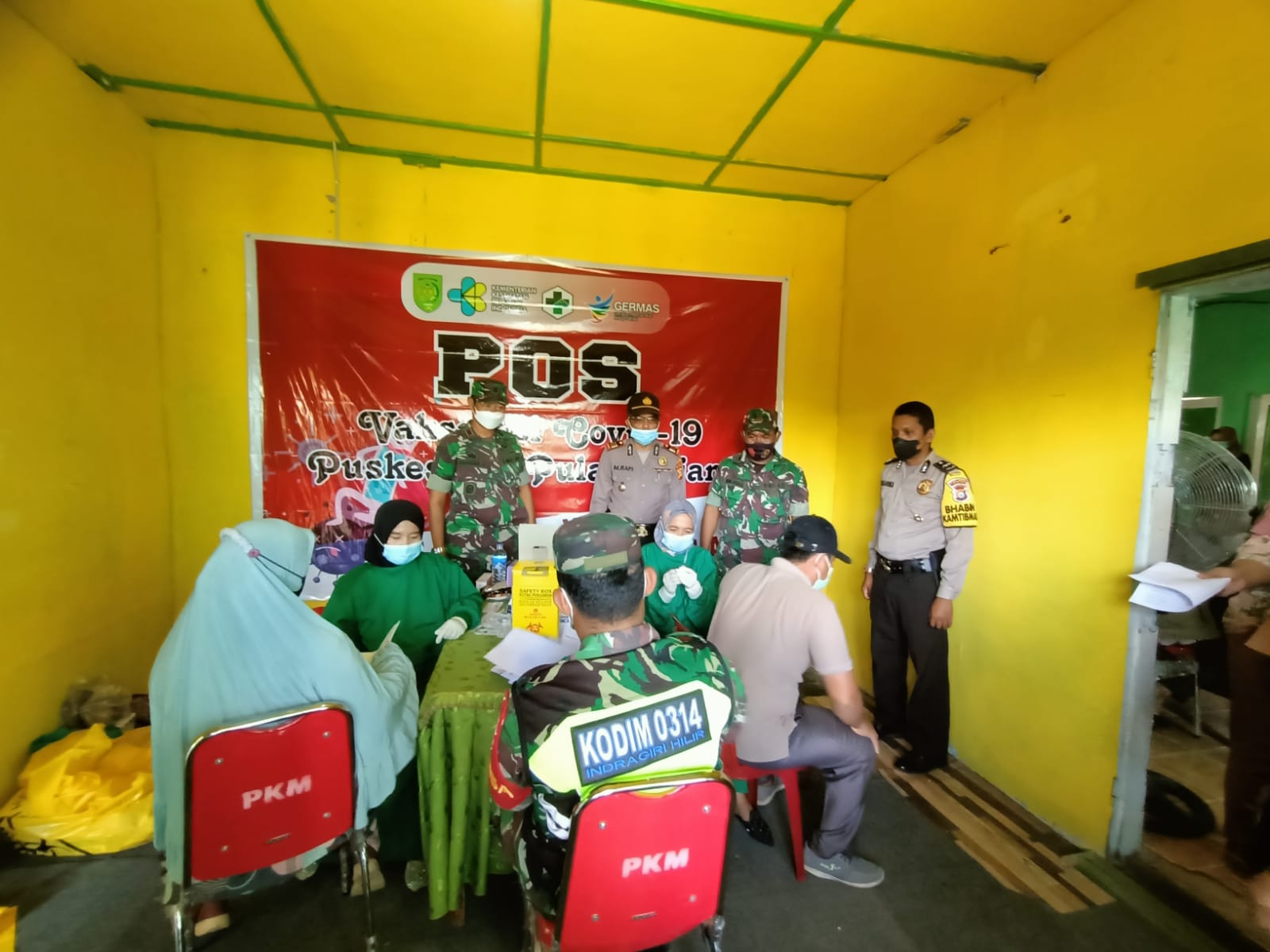 Danramil 07/Reteh dan Kapolsek Pantau Langsung Vaksinasi di Pulau Kijang