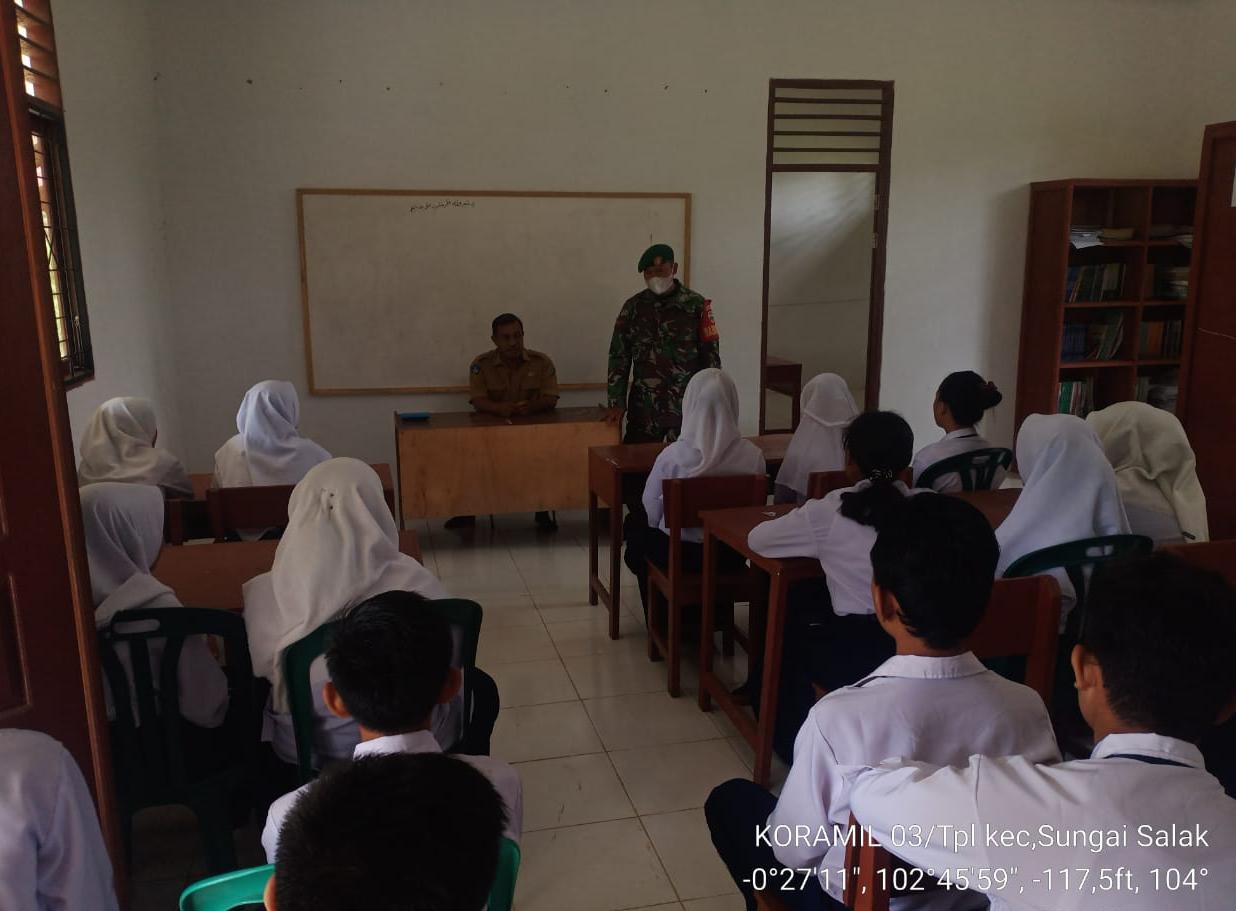 Cek Penerapan Prokes Sekolah, Babinsa 03/Tempuling Sambangi SMPN Harapan Jaya