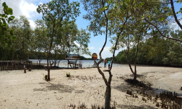 Pantai Terumbu Mabloe yang Berdempetan Langsung dengan Kawasan Menongkah