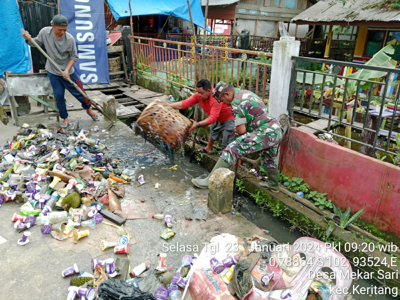 Antisipasi Banjir, Babinsa Koramil 09/Kemuning Giat Lakukan Pembersihan Parit