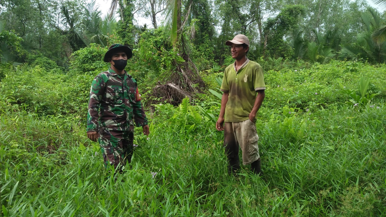 Babinsa Koramil 04/Kuindra Bersama Masyarakat Petani Sawit Lakukan Patroli Bekas