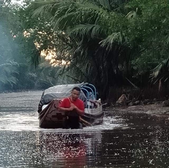 Patut Dicontoh! Kades di Kateman Inhil ini Rela Tarik Speedboat Demi Selamatkan Warganya