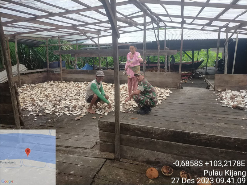 Tingkatkan Hasil Pertanian, Koramil 07/Reteh Sertu Bendri Berikan Suport Kepada Para Petani Kelapa