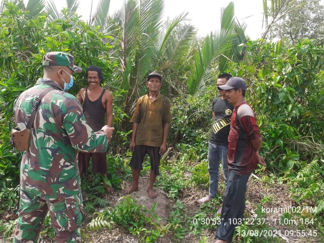 Babinsa Tanah Merah Terus Imbau Warga Untuk Tidak Membuka Lahan dengan Membakar