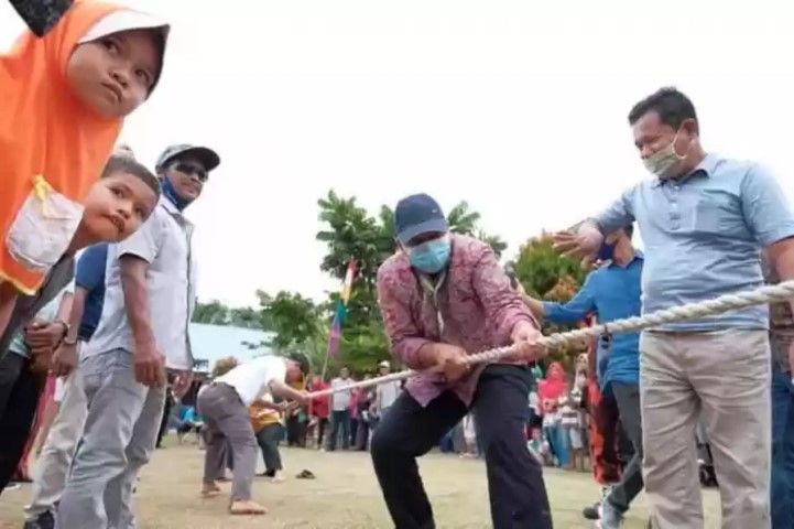 Bupati Alfedri Ikut Lomba Pacu Goni yang Digelar KPOTI