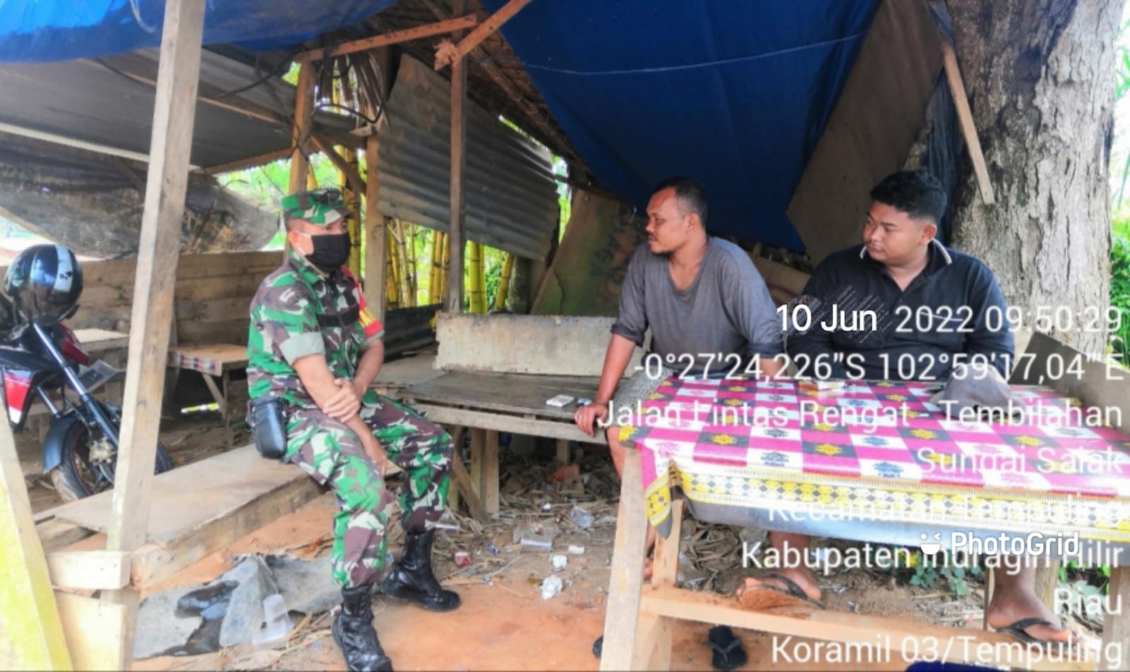 Dekatkan Diri Dengan Masyarakat, Babinsa Koramil 03/Tempuling Sambangi Warga Desa Binaan