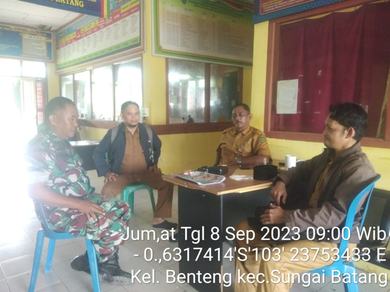 Menjelang Pesta Demokrasi, Koramil 07/Reteh Turun Lakukan Komsos Bersama Sekcam dan Anggota Staf Kecamatan