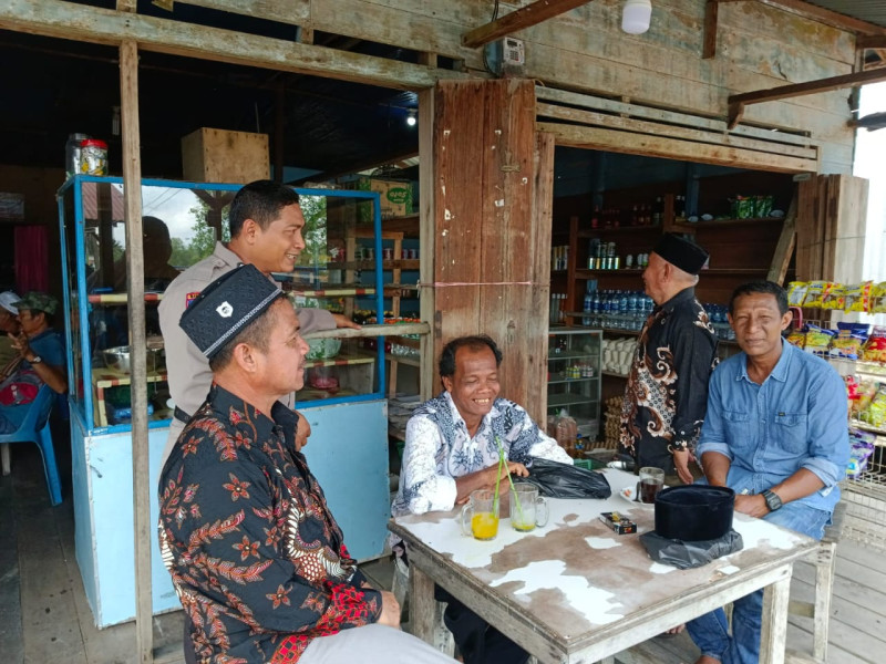 Personil Polsek Pelangiran melaksanakan Cooling System untuk tingkatkan keamanan Desa