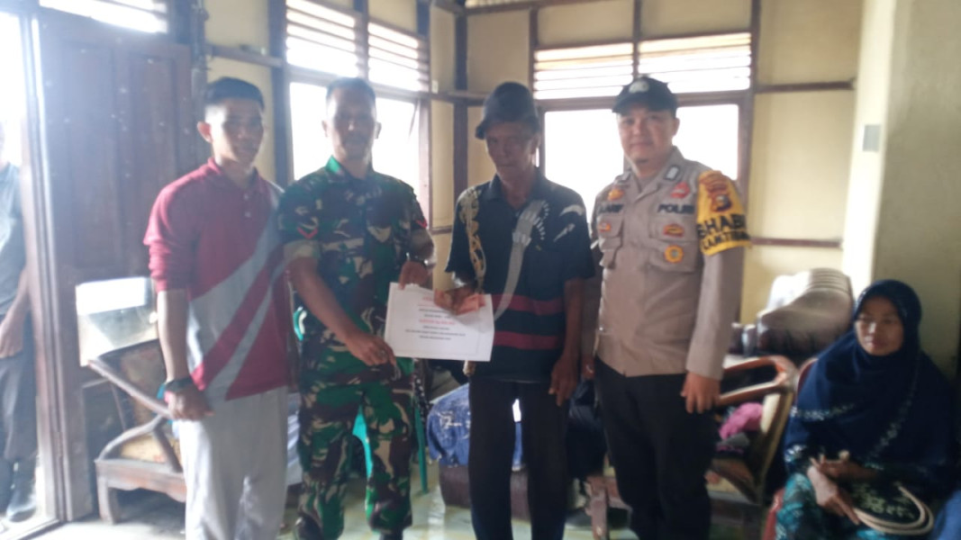 Babinsa 05/Gas Kopda Umar Nasution Kawal Penyaluran BLT Dana Desa