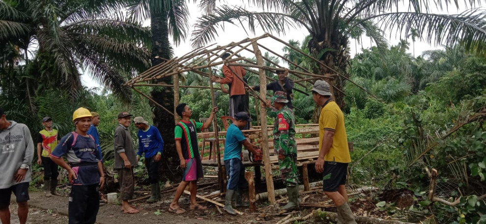 Babinsa Koramil 03/Tpl Goro Bersama Warga Bangun Pos Kamling