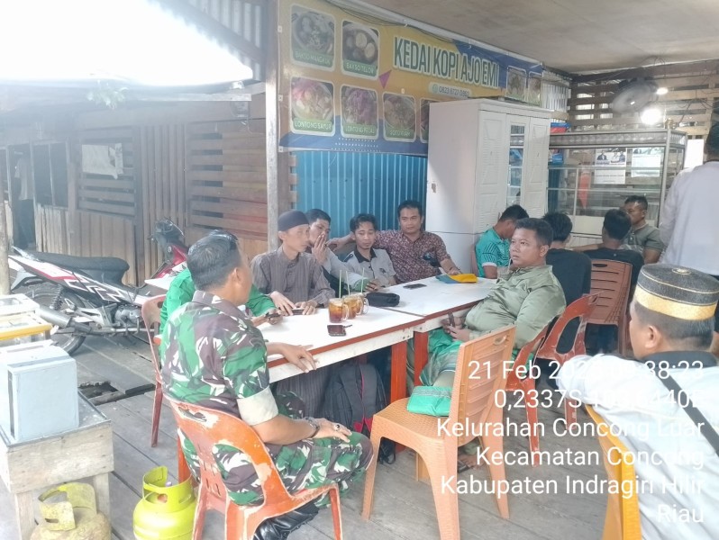 Membangun Hubungan yang Harmonis: Babinsa Koramil 04/Kdr Lakukan Komsos dengan Masyarakat