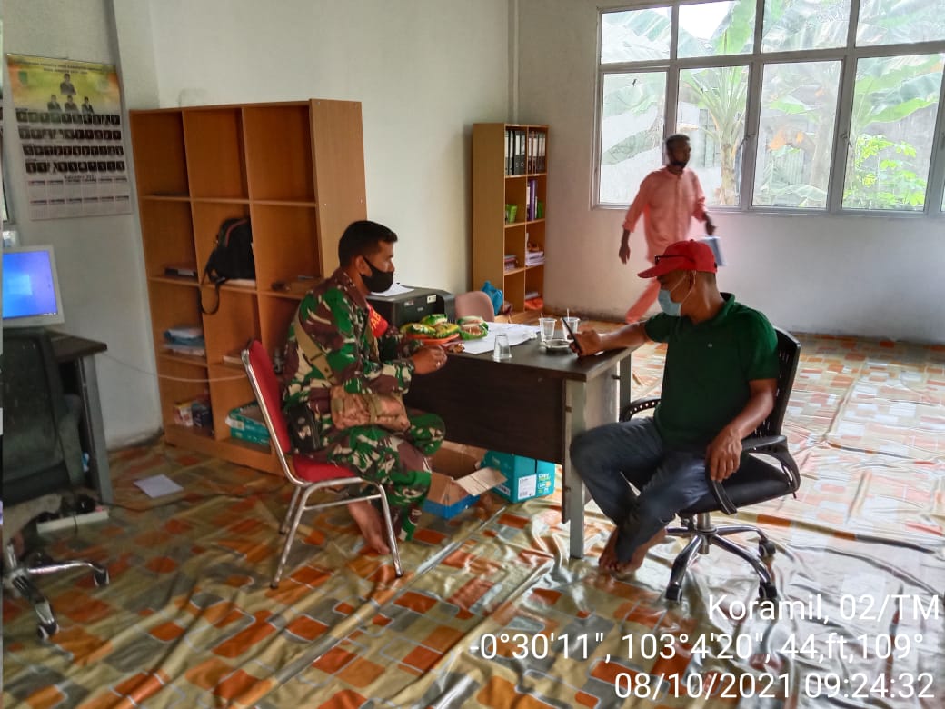 Babinsa Koramil 02/Tanah Merah Gelar Komsos Bersama Perangkat Desa Suga Rukam