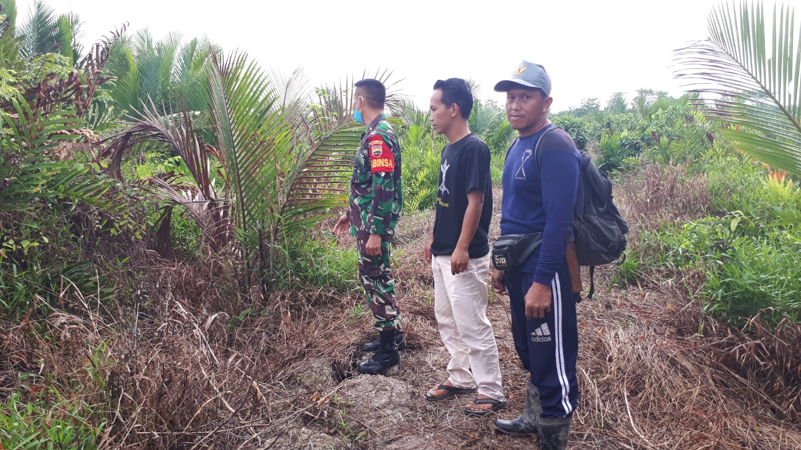 Untuk Mencegah Kebakaran, Babinsa Koramil 04/Kuindra Terus Lakukan Patroli Karhutla