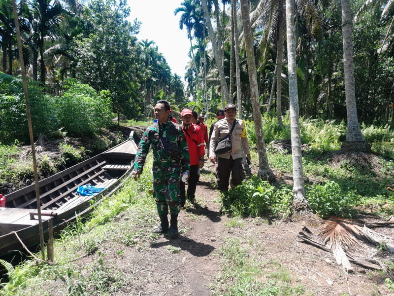 Babinsa 05/Gas Serda Riki Lakukan Patroli Karlahut karlahut Di Desa Binaan Dusun Setia Budi Desa Teluk Kabung