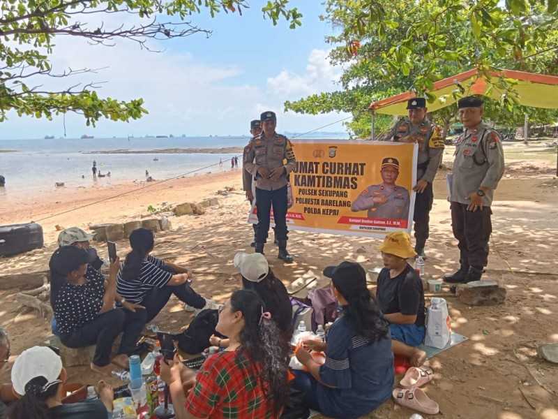 Polsek Sekupang Gelar Jumat Curhat di Pantai Tanjung Pinggir, Warga Sambut Antusias
