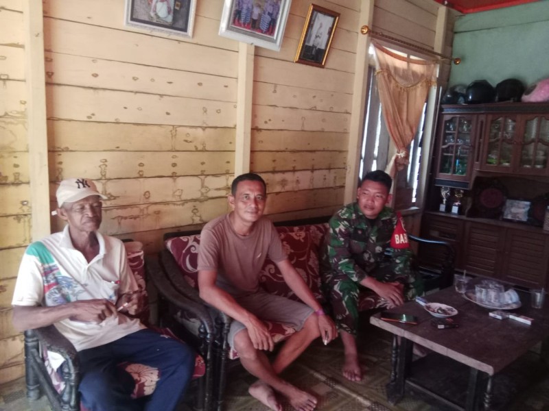 Babinsa Desa Sekayan: Komsos dengan Warga untuk Meningkatkan Kesejahteraan