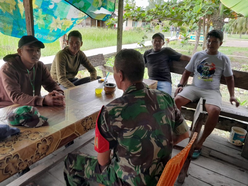Babinsa Koramil 07/Reteh Laksanakan Komsos Pengawasan SDM di Desa Sungai Undan