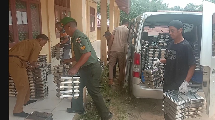 Koramil 09/Kemuning Bantu Distribusi MBG kepada Siswa-siswi Penerima Manfaat
