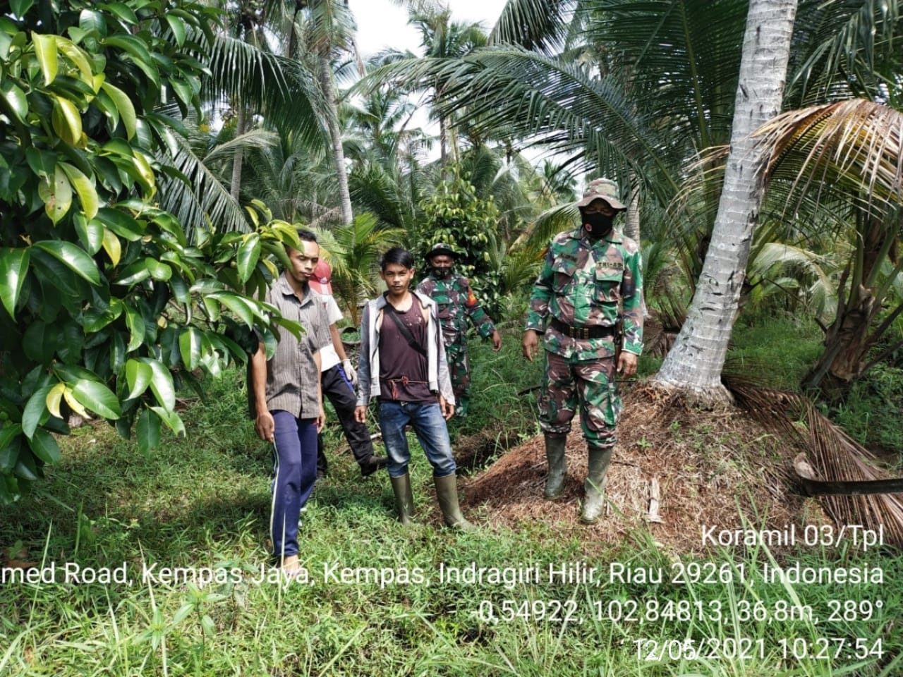 Babinsa Koramil 03/Tempuling Bersama Warga Aktif Laksanakan Patroli dan Sosialisasi Pencegahan Karhu