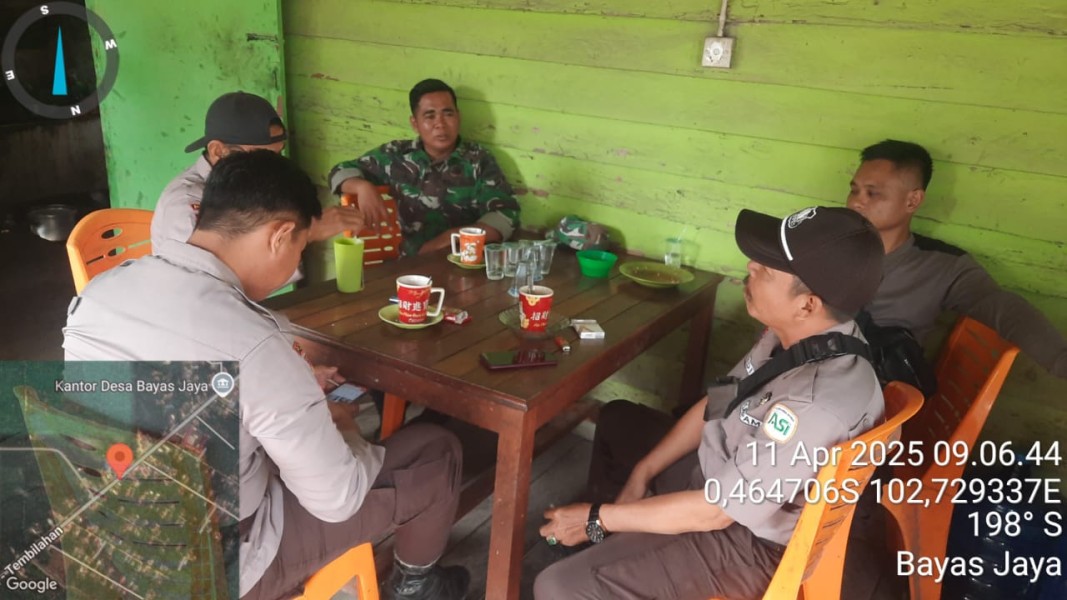 Babinsa Koramil 03/Tempuling Laksanakan Komsos dengan Security PT. ASI Desa Bayas Jaya