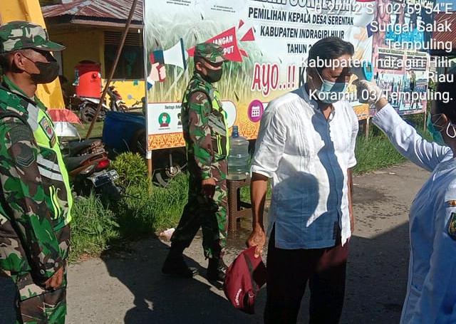 Penjagaan Dipintu Masuk Pasar, Babinsa 03/Tempuling dan Tim Cek Suhu Tubuh Pengunjung Pasar