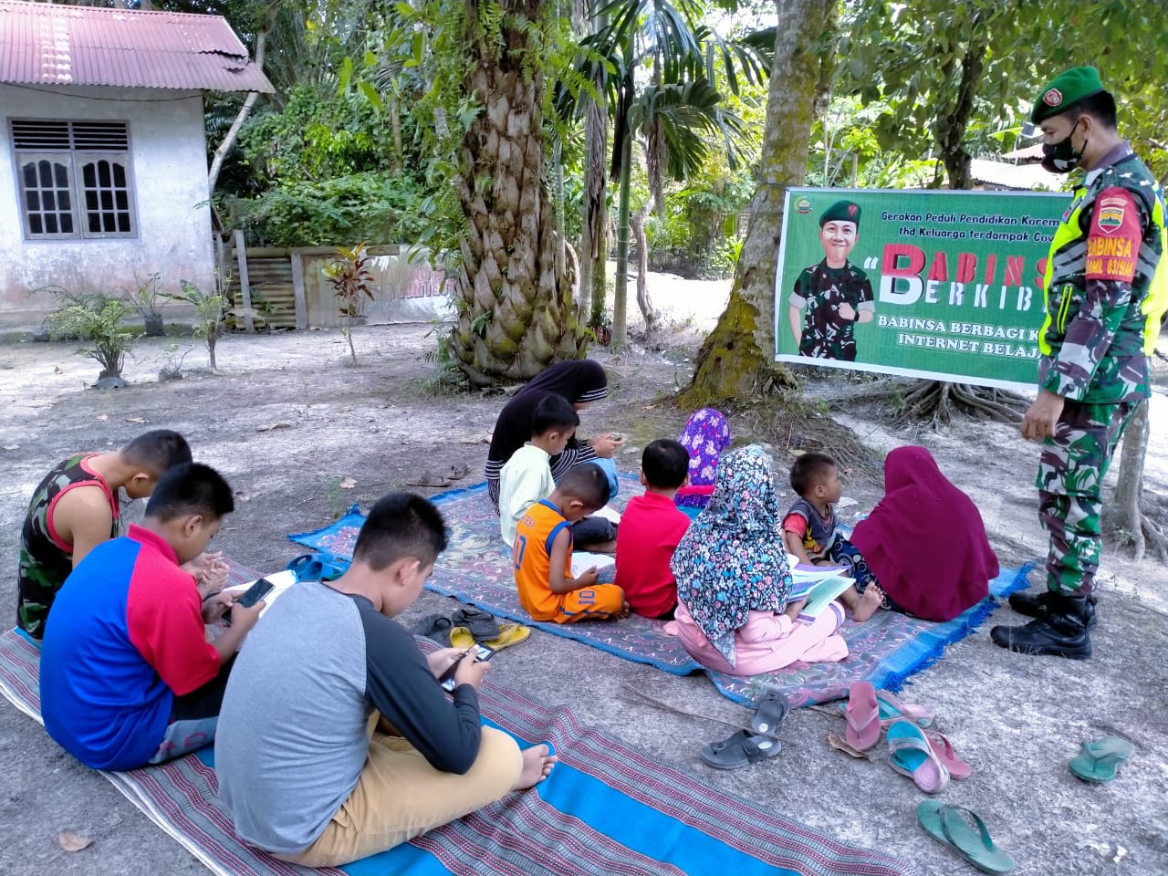 Program Belajar Daring, Babinsa Koramil 03/Siak Bagikan Internet Gratis Kepada Anak Kurang Mampu