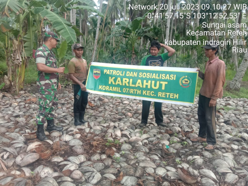 Babinsa Koramil 07/Reteh Patroli dan Sosialisasi Terkait Karhutla di Wilayah
