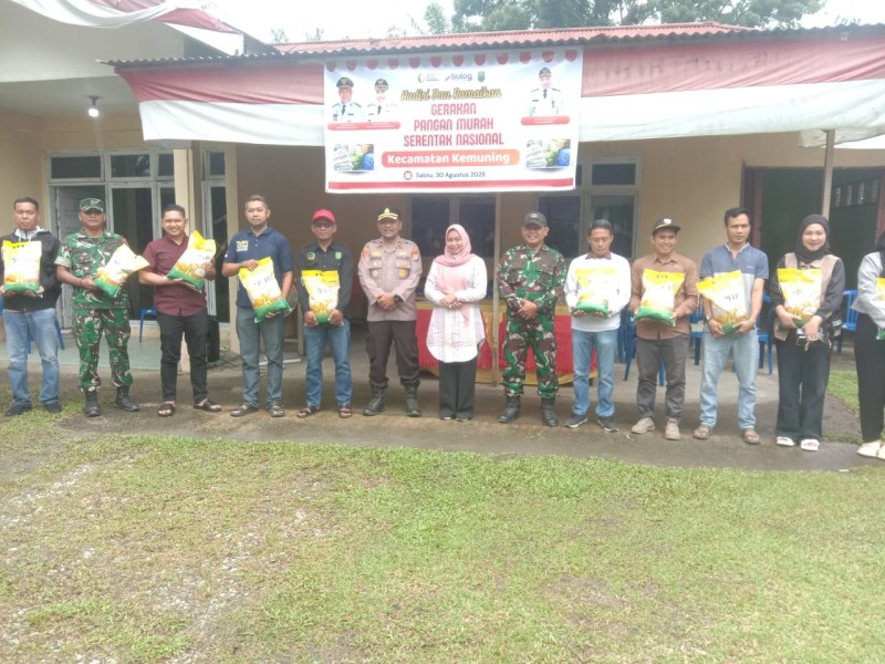 Babinsa Koramil 09/Kemuning Penyaluran Beras SPHP di Kecamatan Kemuning