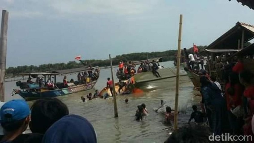 Perahu Motor Tenggelam Saat Pesta Laut di Brebes