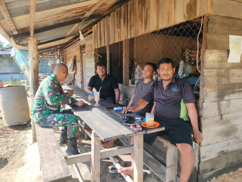 Babinsa Koramil 03/Tpl Intens Lakukan Komsos Bersama Tokoh Pemuda