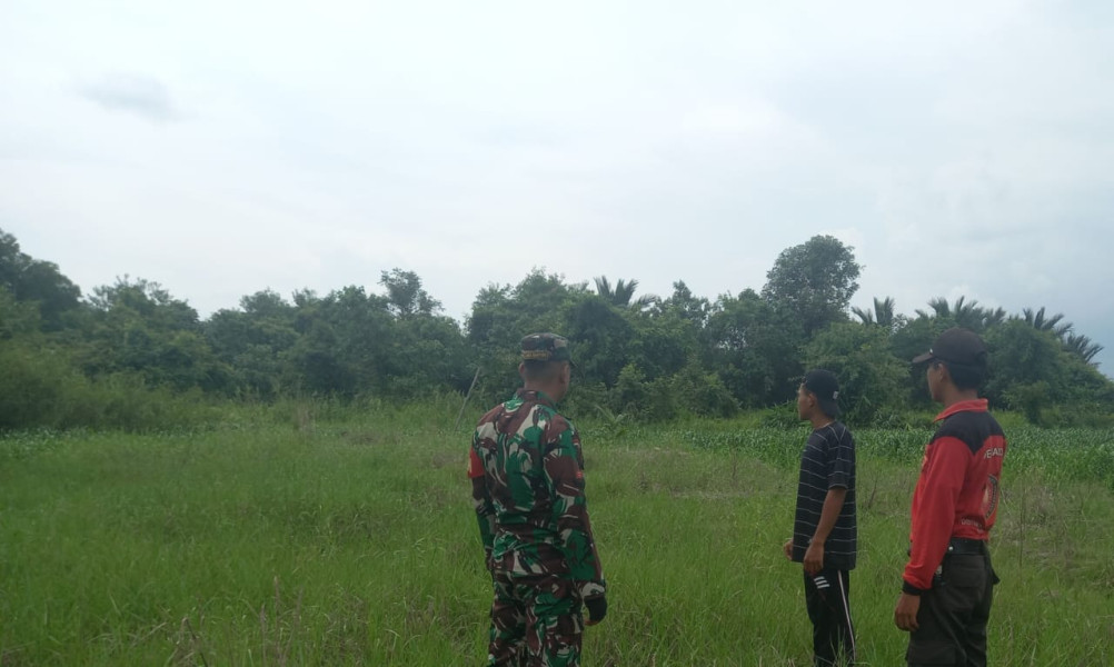 Babinsa 05/Gas Pratu Sandi Wahyudi Gencar Laksanakan Patroli Karlahut Bersama Warga