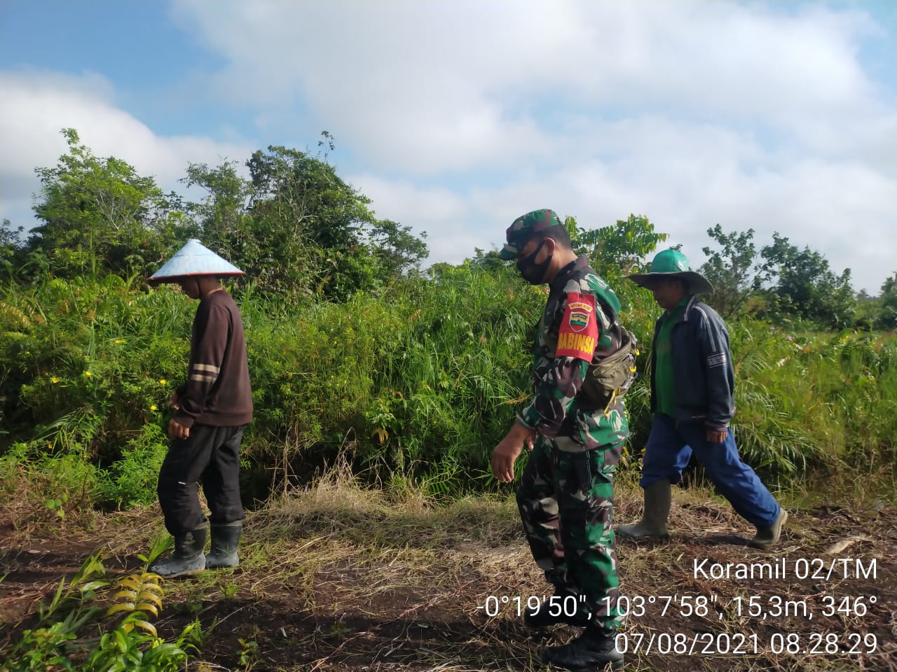 Babinsa 02/Tanah Merah Lakukan Patroli Karhutla di Desa Tanjung Pasir