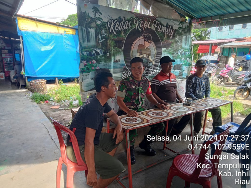 Babinsa Koramil 03/Tpl Komsos Dengan Warga Pasar