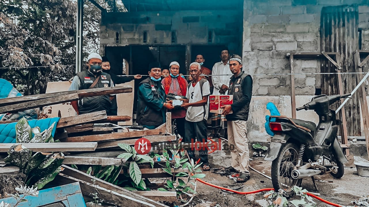 Biker Subuhan Menyerahkan Bantuan Sembako kepada Korban Kebakaran Biker Subuhan Menyerahkan Bantuan Sembako kepada Korban Kebakaran