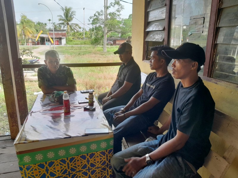 Babinsa Koramil 07/Reteh Ciptakan Kedamaian Antar Sesama Melalui Pengawasan SDM