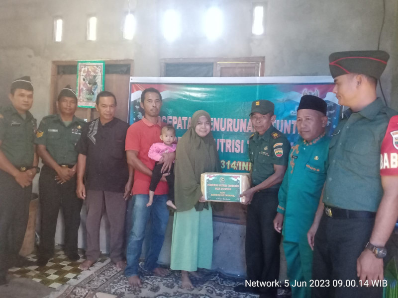 Danramil 03/Tpl Berikan Bantuan Nutrisi Tambahan Bagi Anak Stunting