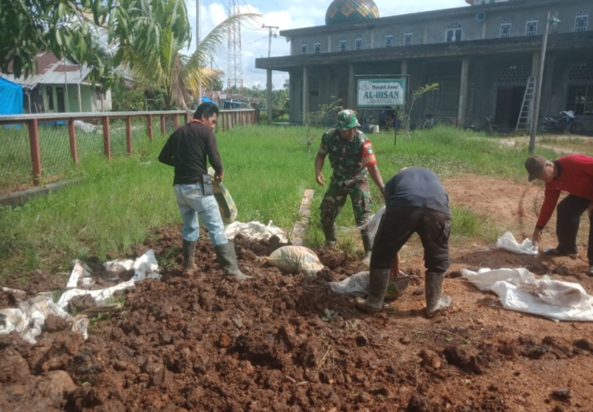 Babinsa Koptu Suryadi Gotong Royong Bersihkan Halaman Masjid Bersama Warga
