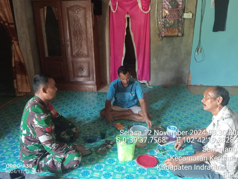 Tingkatkan Rasa Kekeluargaan Antara Babinsa Koramil 09/Kemuning Dengan Warga Melalui Komsos