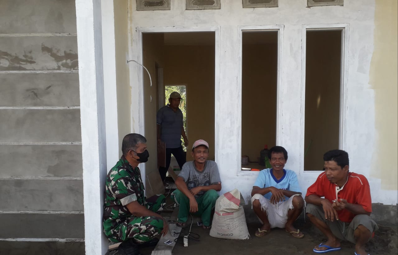 Pelaksanaan Komsos Guna Lakukan Himbauan Kepada Warga Oleh Babinsa Koramil 04/Kuindra