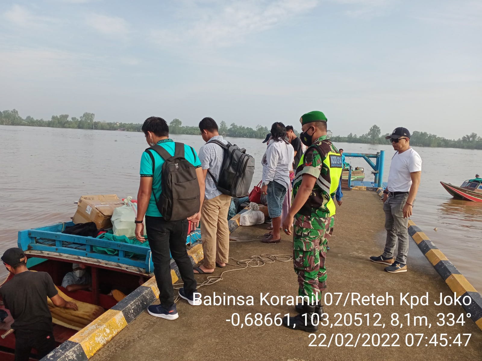 Babinsa Koramil 07/Reteh Laksanakan Penegakan Disiplin Terpadu Protokol Kesehatan di Pelabuhan