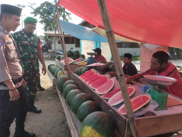 Babinsa Koramil 03/Tpl Bersinergi Dengan Polsek Tempuling Pantau Pasar Takjil Ramadhan