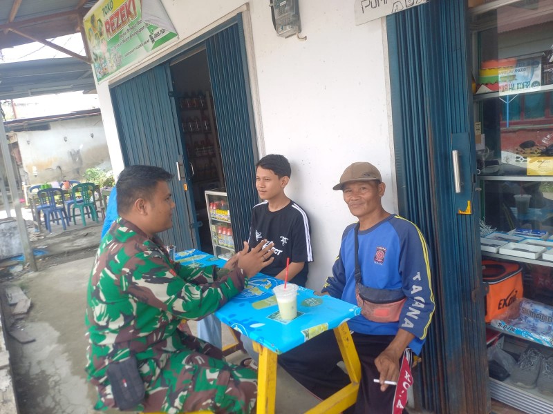 Babinsa Praka LF Siallagan Laksanakan Sambang dan Komsos dengan Tomas Dan Toda, Bahas Pentingnya Pendidikan dan Literasi