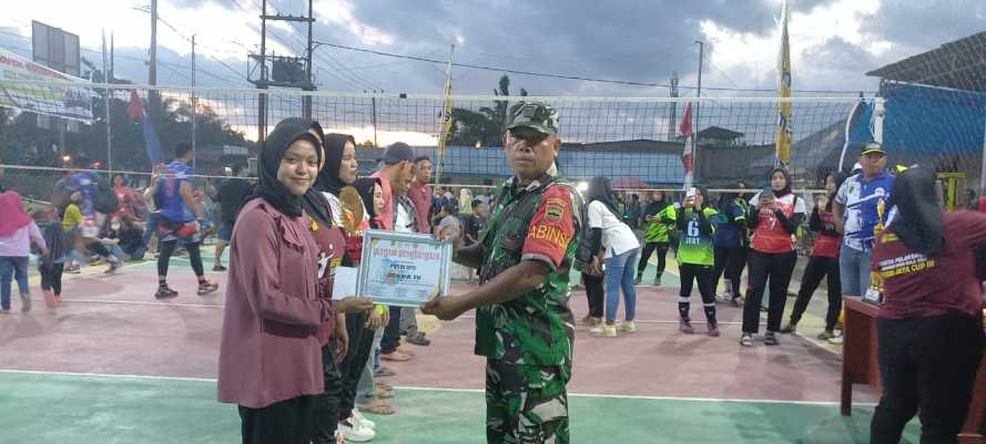 Babinsa 03/Tempuling Beri Piagam Para Pemenang Lomba Bola Voli