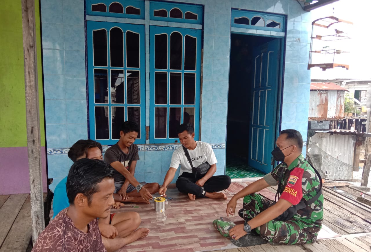 Babinsa Koramil 04/Kuindra Jalin Silaturahmi Bersama Masyarakat Setempat