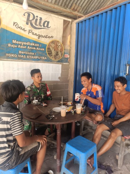 Babinsa Koramil 07/Reteh Melakukan Komsos dengan Tomas Masyarakat