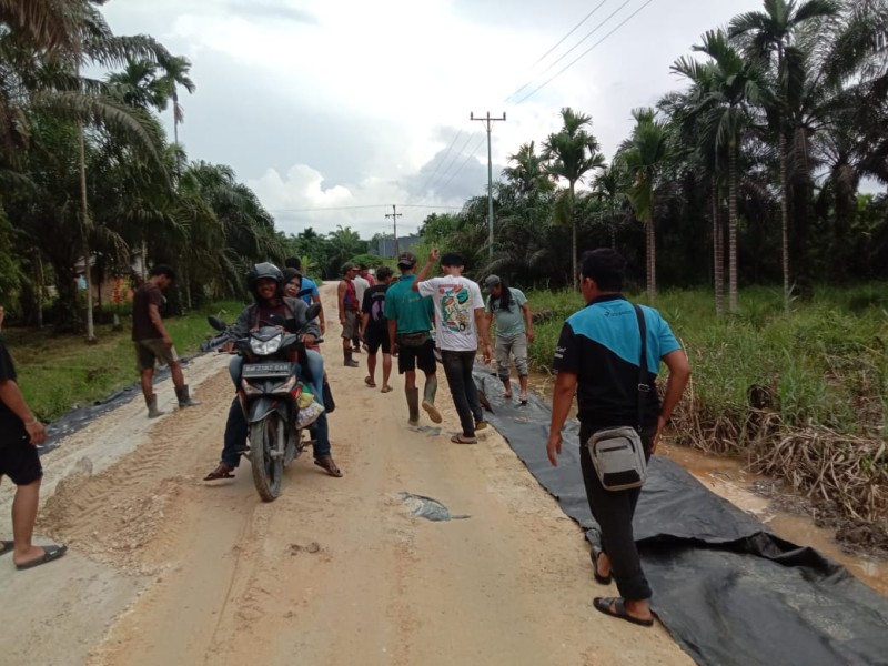 TMMD ke-123 Kodim 0314/Inhil, Danramil 04/Kuindra: Penimbunan Jalan Poros Desa KTJ dengan Mumpa Berjalan Lancar