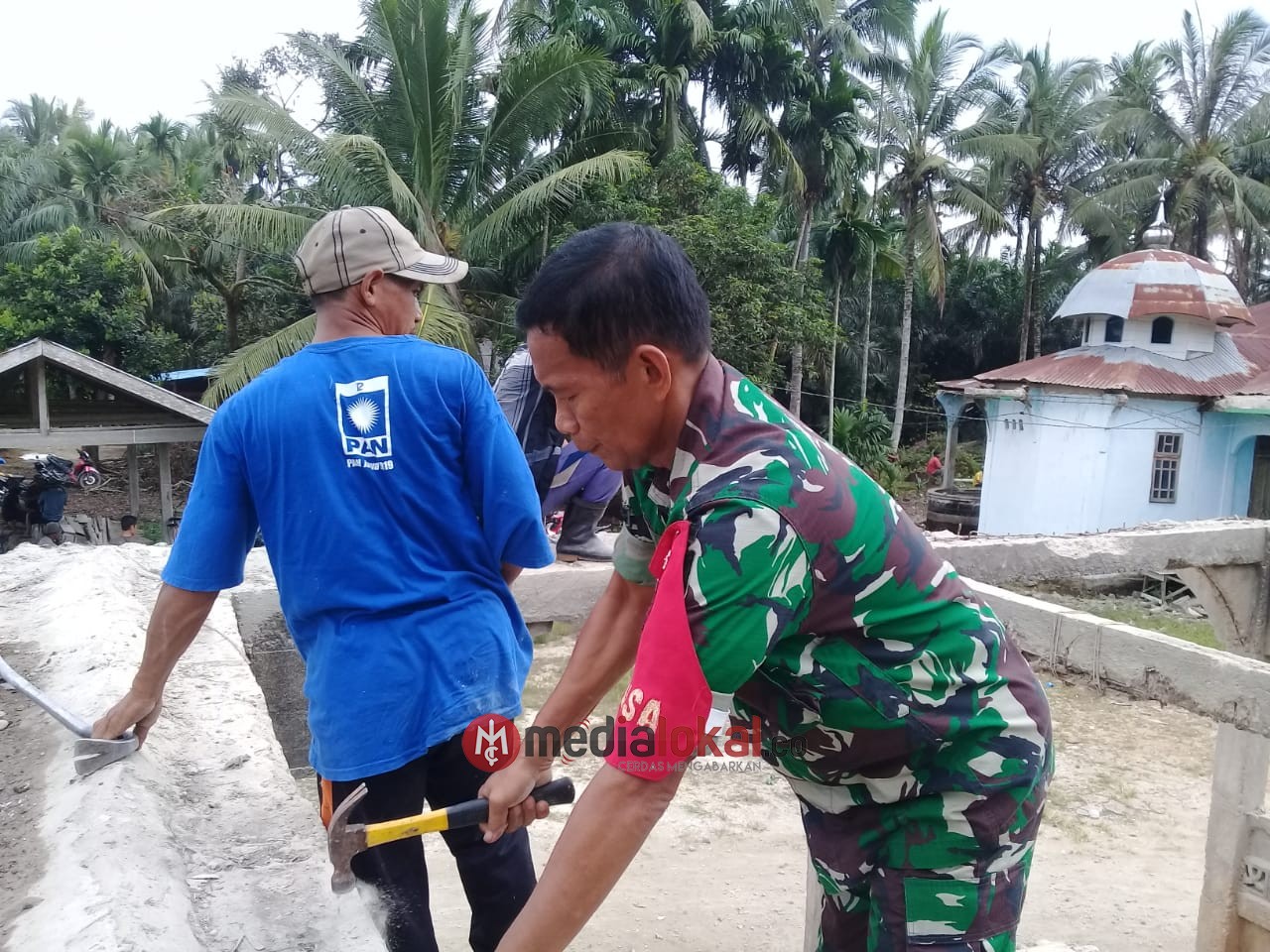 Babinsa Koramil 09/Kemuning Bantu Renovasi Mesjid di Desa Kuala Lemang 