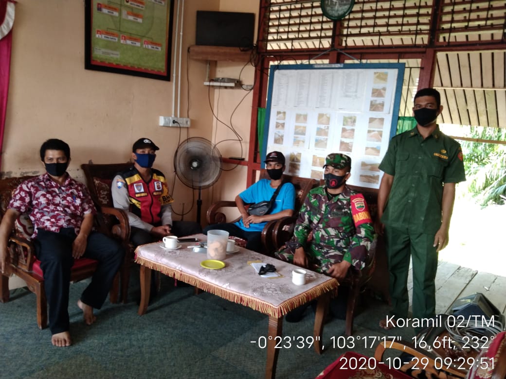 Kompak, Babinsa dan Bhabinkamtibmas Dampingi Penyaluran BLT di Tekulai Hilir