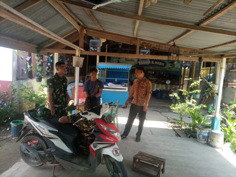 Babinsa 03/Tpl Serda Riko Saputra Laksanakan Komsos Dengan Pemuda Di Wilayah Binaan