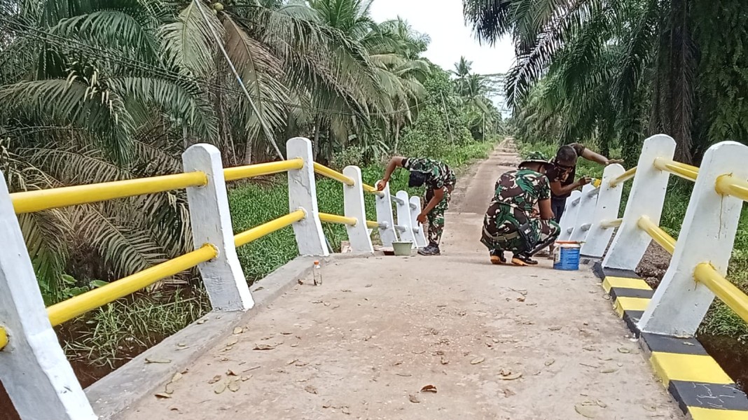 TMMD ke-123 Kodim 0314/Inhil, Koramil 09 Kemuning dan Masyarakat Bersatu Memperbaiki Jembatan Desa KTJ